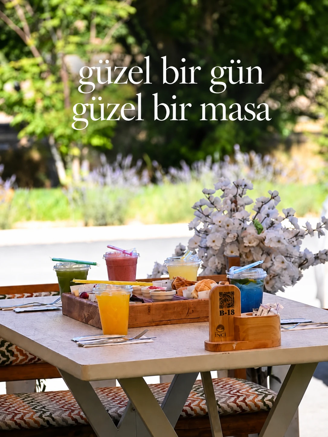 Luna bahçesinde renkli içeceklerle hazırlanmış masa